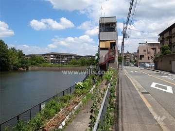 敷地北側のバス通りを挟んで、三保ケ池があります。