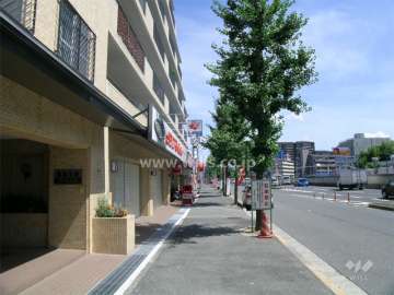 新御堂筋側には店舗が入っています。