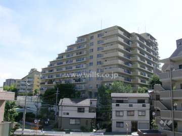 緑地公園プライムハイツの外観（西側から）　敷地の西側は一段低くなっています。