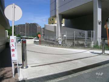 ロボットゲート付きの駐車場入り口