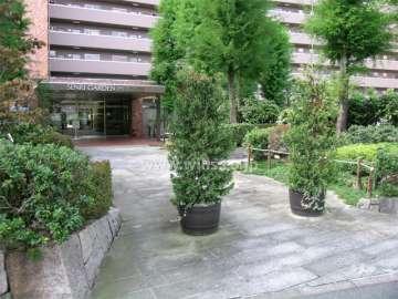 木々に囲まれたエントランスアプローチ
