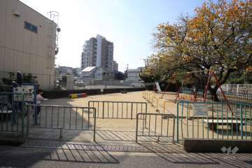 敷地西側には『南千里みどり遊園』があります。