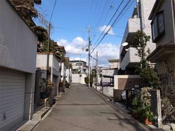 周辺は一戸建てが中心に立ち並ぶ静かな住宅地です。