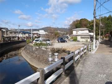 敷地の南西側には大堀川が流れています。