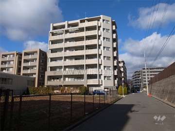 周辺はマンションが多く立ち並ぶ静かな住宅地です。