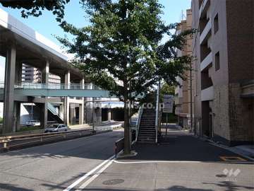 敷地の東側には新御堂筋が走っています。