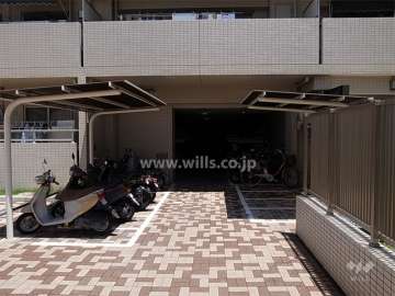 駐輪場とバイク置き場