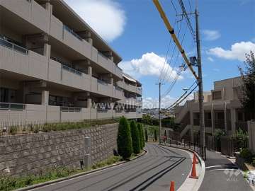 高台に立地し、周辺は閑静な住宅地です。