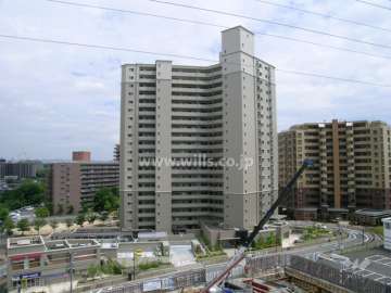 周囲の建物とは間隔があります。