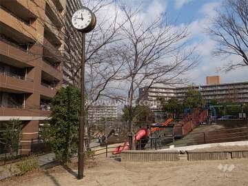 敷地東側に隣接して、山田駅東公園があります。