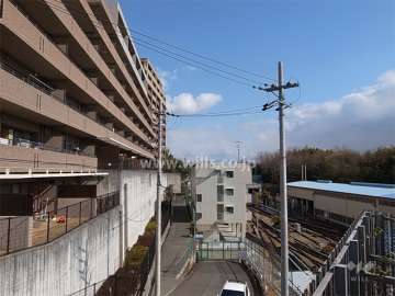 敷地の南側は一段低く抜けており、北大阪急行の車庫があります。