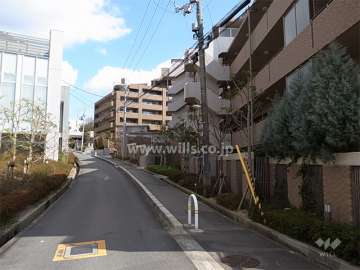 敷地北側の駅に続く前面道路。