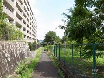 敷地の南側には遊歩道が通っています。