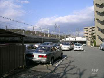 敷地内駐車場。敷地のすぐ北側は「売布神社」駅です。