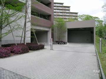 東側のエントランスの横にある駐車場入口（ロボットゲート付）