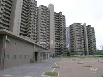 管理集会棟と中央広場