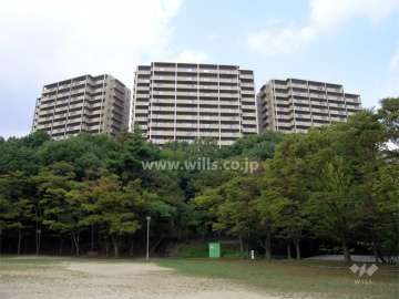『千里東町公園』から見た『新千里桜ヶ丘メゾンシティ』