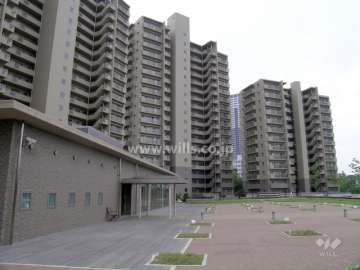 管理集会棟と中央広場