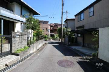 周辺は一戸建てが立ち並ぶ閑静な住宅地です。