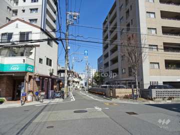 敷地西側の前面道路