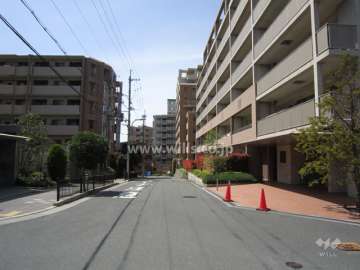 敷地南側の前面道路。周辺は区画の整った住宅地です。