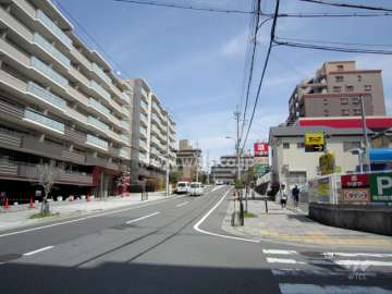 敷地北側は二車線の通りに面しています。
