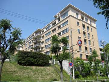 グランドメゾン北千里古江台の外観（南東側から）