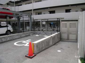 来客用駐車場と駐輪場入り口