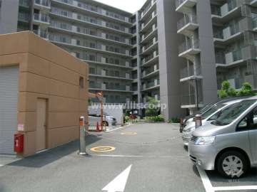 ロボットゲート付きの敷地内駐車場