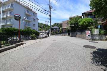 敷地東側の前面道路