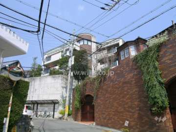敷地南側は一段低く、一戸建が立ち並んでいます