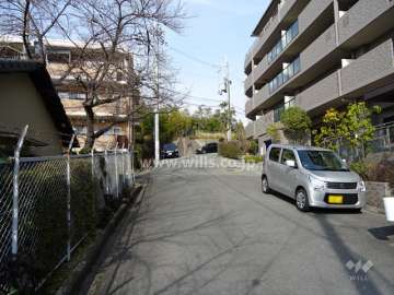 敷地西側の前面道路（南側から）