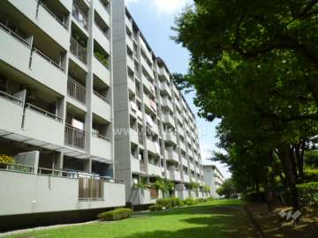 公社山田西第二次団地A-8棟の外観（北西側から）　敷地内はたいへん緑豊かです。