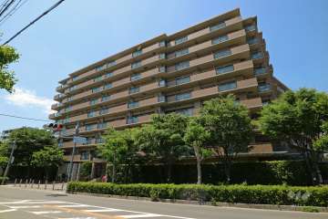 宝塚ロジュマンの外観（南東側から）