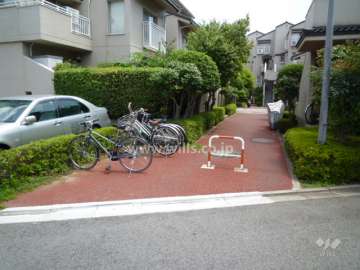 敷地の各所に植栽スペースが設けられています。