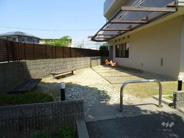 敷地内に小さな公園があります