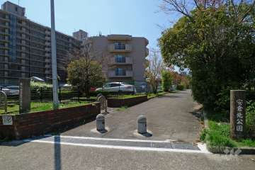 隣接する安倉北公園