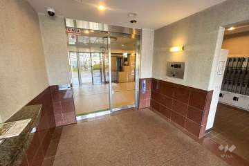 エントランスはオートロック付きです。