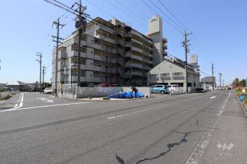 敷地北側と東側の前面道路（北東側から）