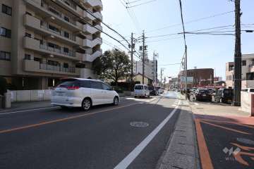 敷地北側の前面道路（東側から）