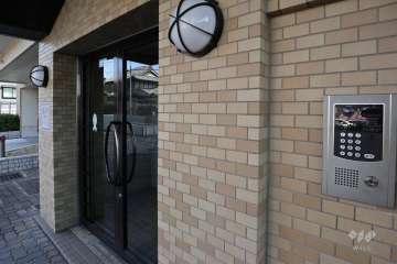 エントランスはオートロック付きです。