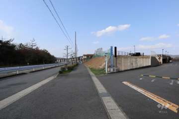 敷地西側の前面道路（南側から）