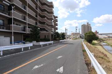 敷地北西側の前面道路（北東側から）
