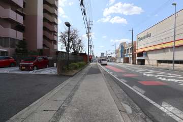 敷地北西側の前面道路（北東側から）