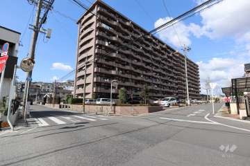 敷地南東側と南西側の前面道路（南西側から）