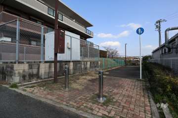 敷地南側の前面道路（西側から）