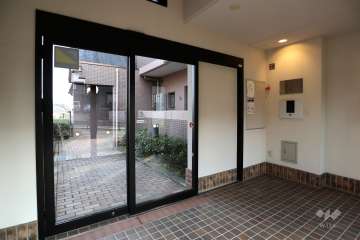 エントランスはオートロック付きです。