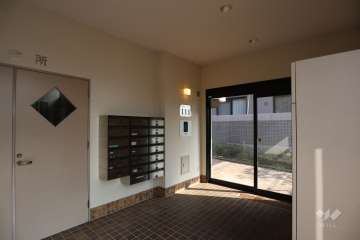 エントランスはオートロック付きです。