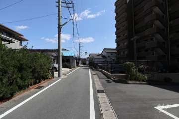 敷地北側の前面道路（西側から）