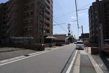 敷地西側の前面道路（北側から）